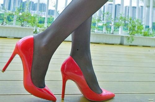 丝袜红高跟鞋少妇